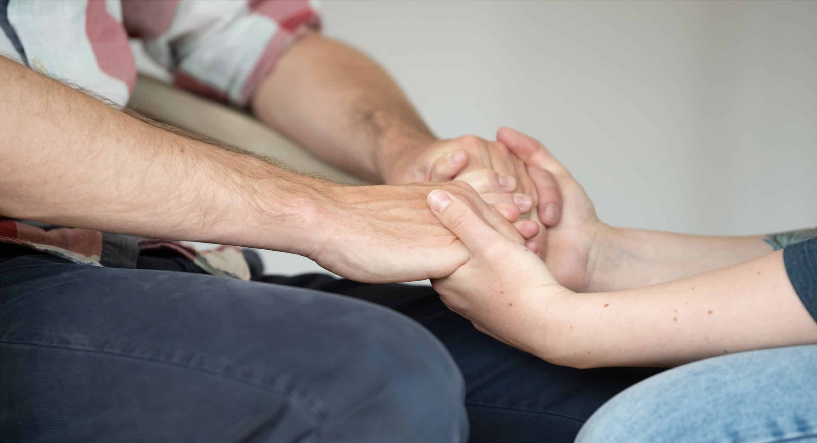 Körperpsychotherapie - Hände werden gehalten
